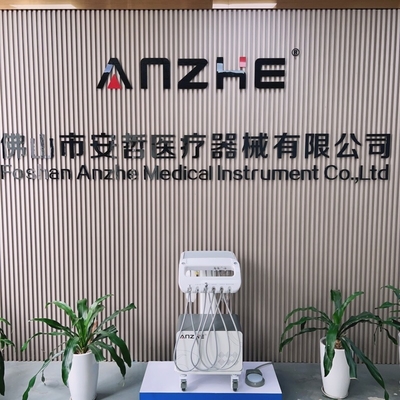 Apparecchi dentali con strumenti chirurgici