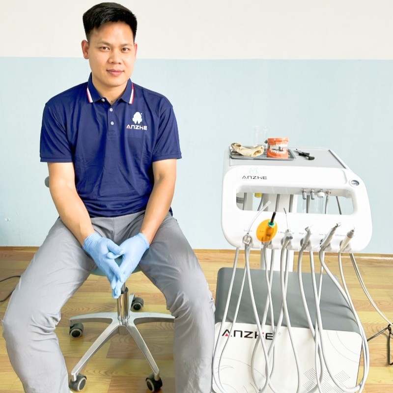 Apparecchi dentali con strumenti chirurgici
