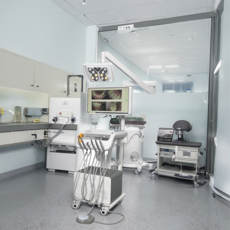 Macchina per il trattamento dentale professionale Dental Factory con luce operativa Unità dentale portatile con compressore da 550W