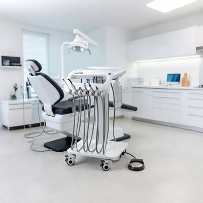 Un buon prezzo. Unità dentale mobile leggera con 4 ruote Carrello portatile per trattamenti dentali con compressore e sistema di aspirazione Attrezzatura per cliniche dentali in linea