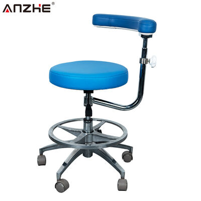 Sgabello ergonomico per assistente dentale con bracciolo girevole a 360 gradi, schienale, altezza regolabile, anello poggiapiedi e rotelle resistenti